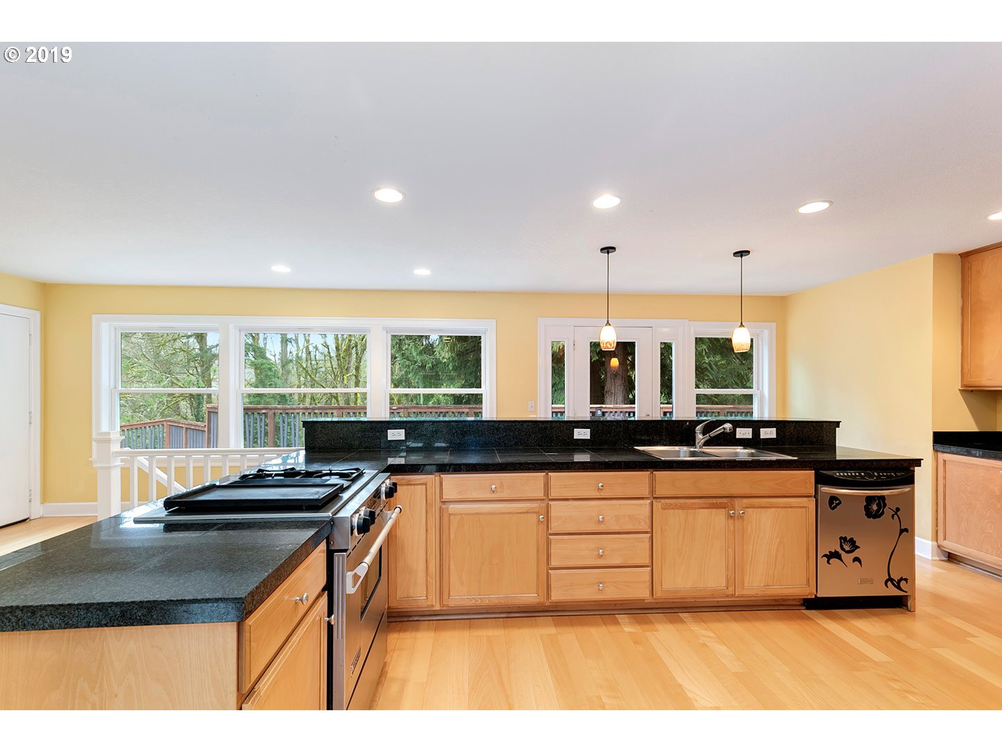 840 Southwest Maplecrest Drive Portland, OR 97219 - Photo 11 of 32 Gallery Image 11