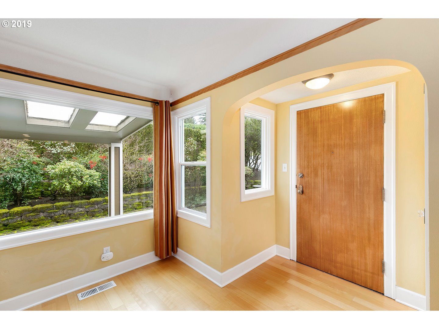 840 Southwest Maplecrest Drive Portland, OR 97219 - Photo 4 of 32 Gallery Image 4