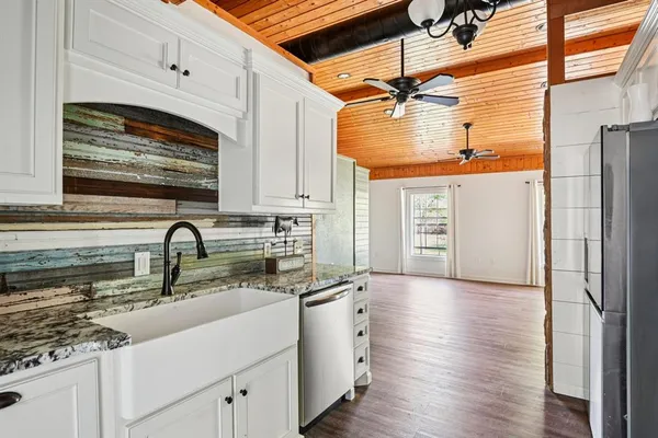 $719,500 | 203 Pr 215, Whitney, TX 76692