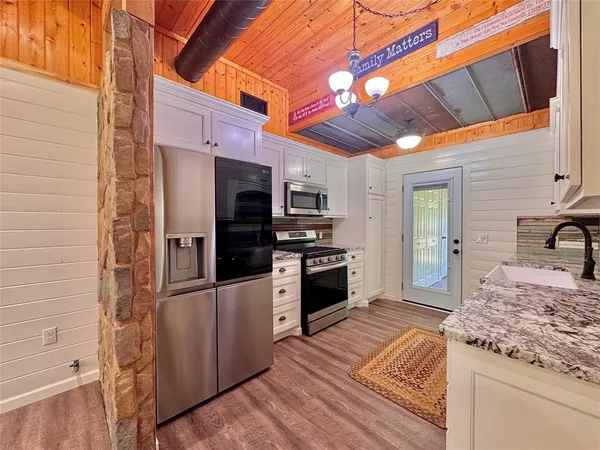 $719,500 | 203 Pr 215, Whitney, TX 76692