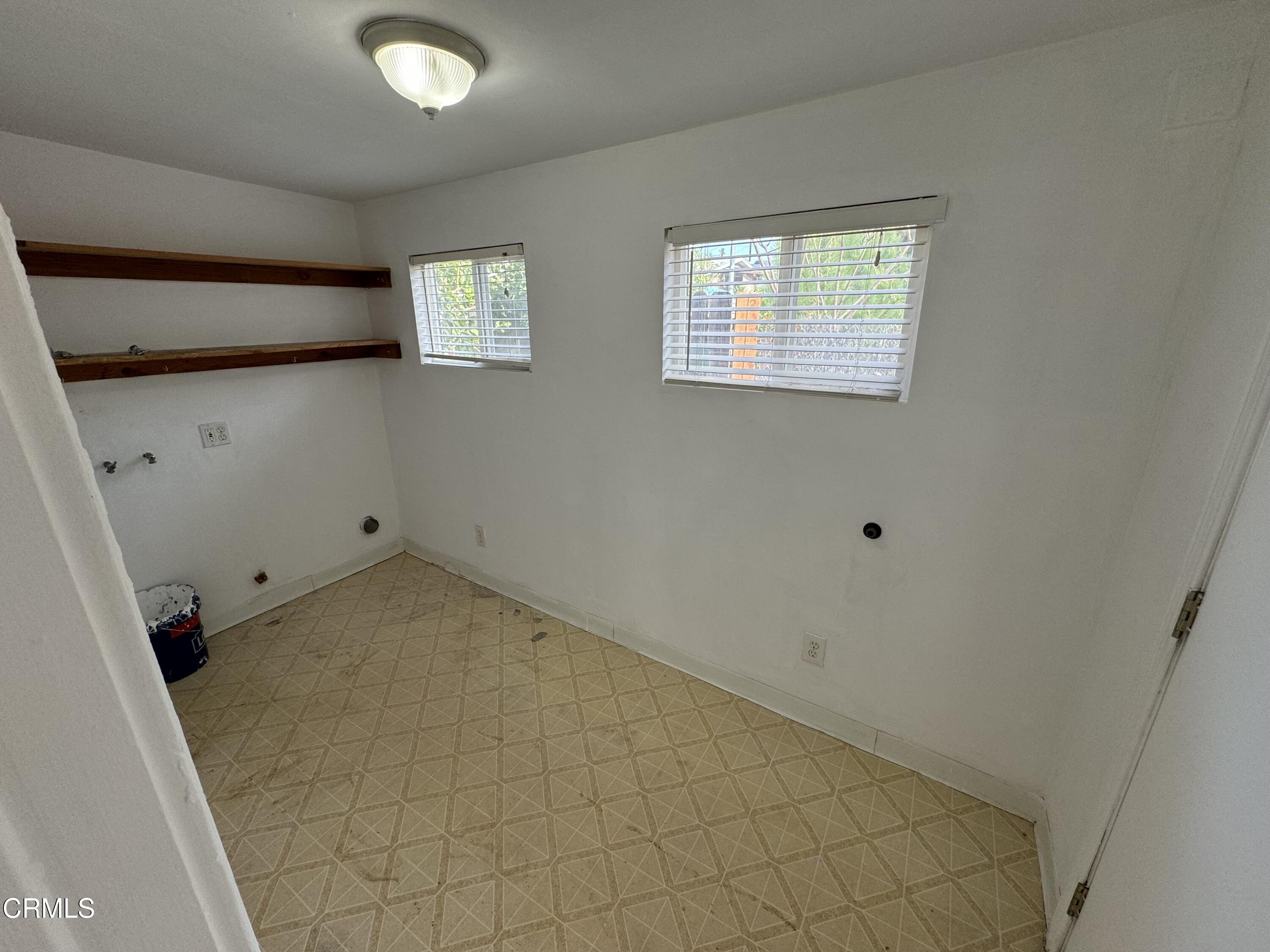 550 MacDonald Street Pasadena, CA 91103 - Photo 47 of 63 an empty room with windows