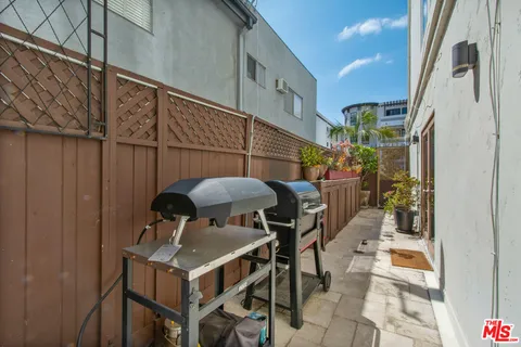 $1,195,000 | 11838 Kiowa Avenue, Unit 101, Los Angeles, CA 90049