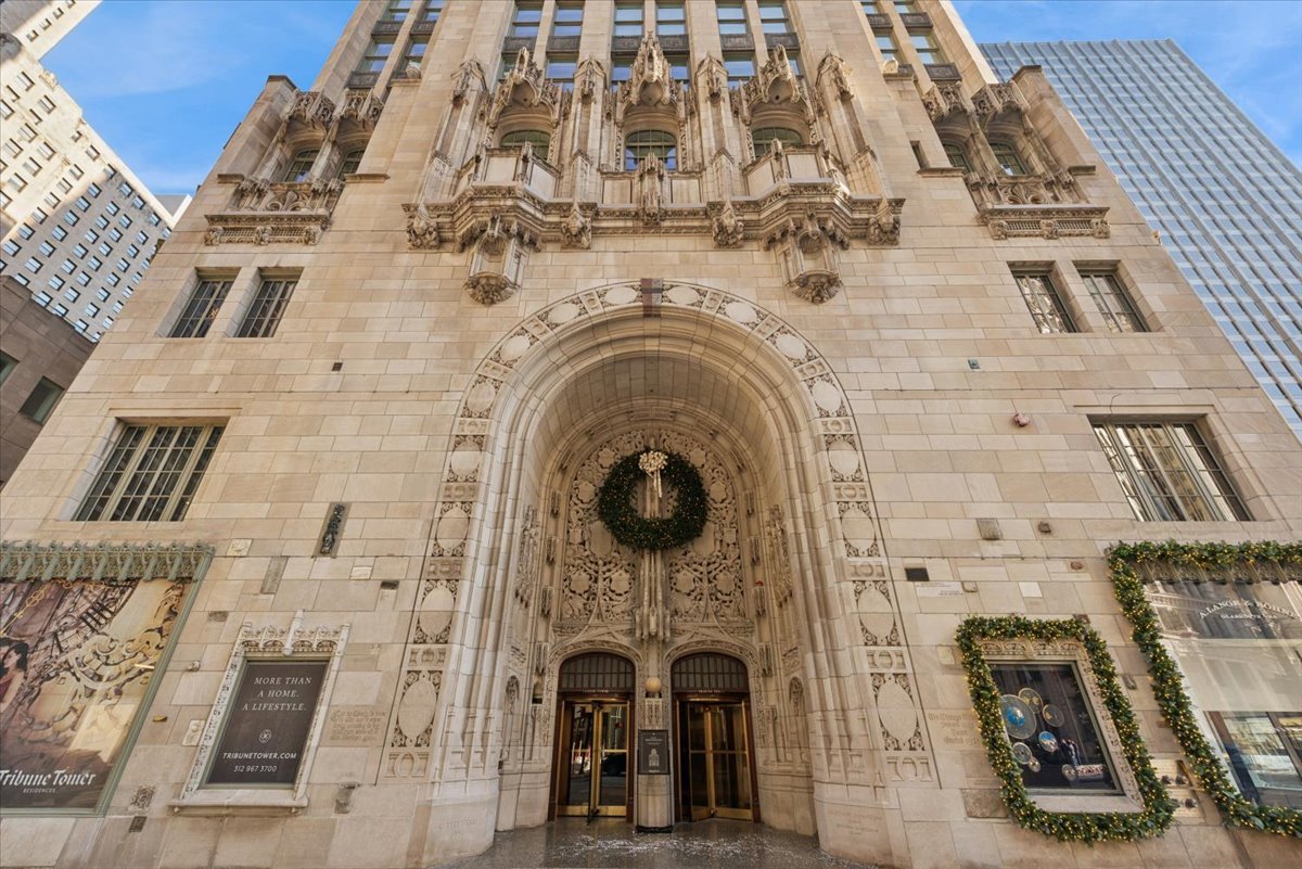 435 North Michigan Avenue, Unit 503 Chicago, IL 60611 - Photo 2 of 48 a view of a fireplace with door