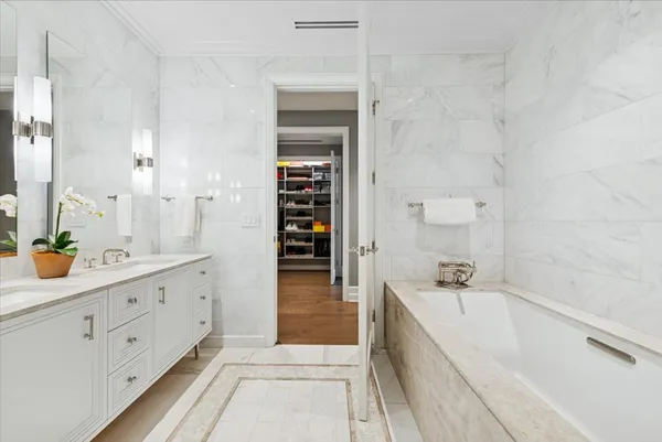 $2,675,000 | 435 North Michigan Avenue, Unit 503, Chicago, IL 60611