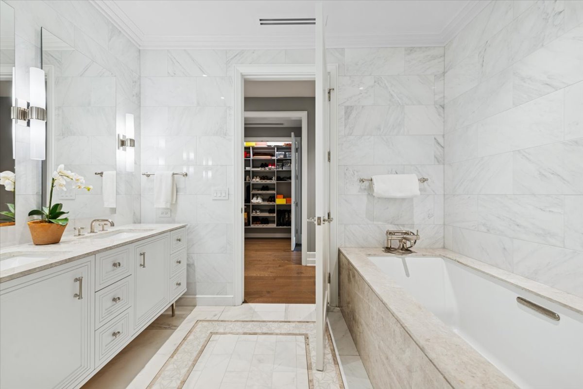 435 North Michigan Avenue, Unit 503 Chicago, IL 60611 - Photo 25 of 48 a spacious bathroom with a tub sink and mirror