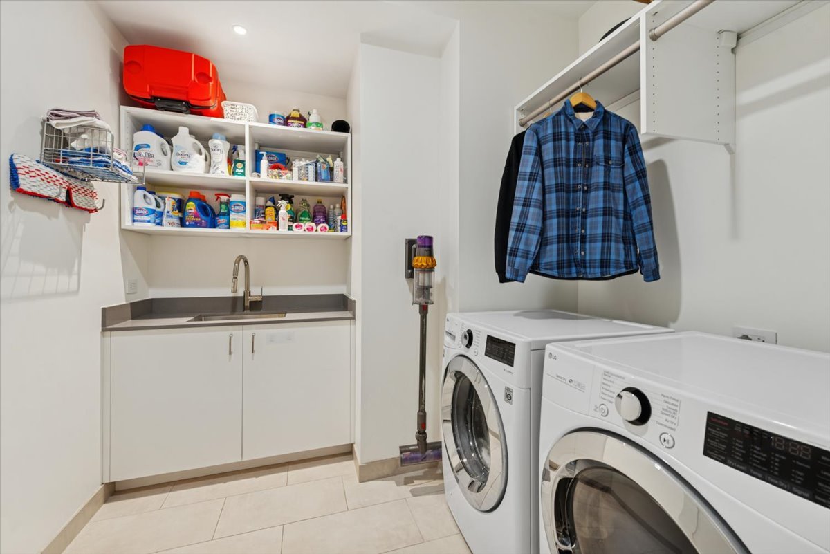 435 North Michigan Avenue, Unit 503 Chicago, IL 60611 - Photo 31 of 48 a utility room with dryer and washer