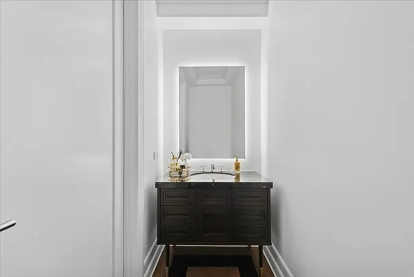 $2,675,000 | 435 North Michigan Avenue, Unit 503, Chicago, IL 60611