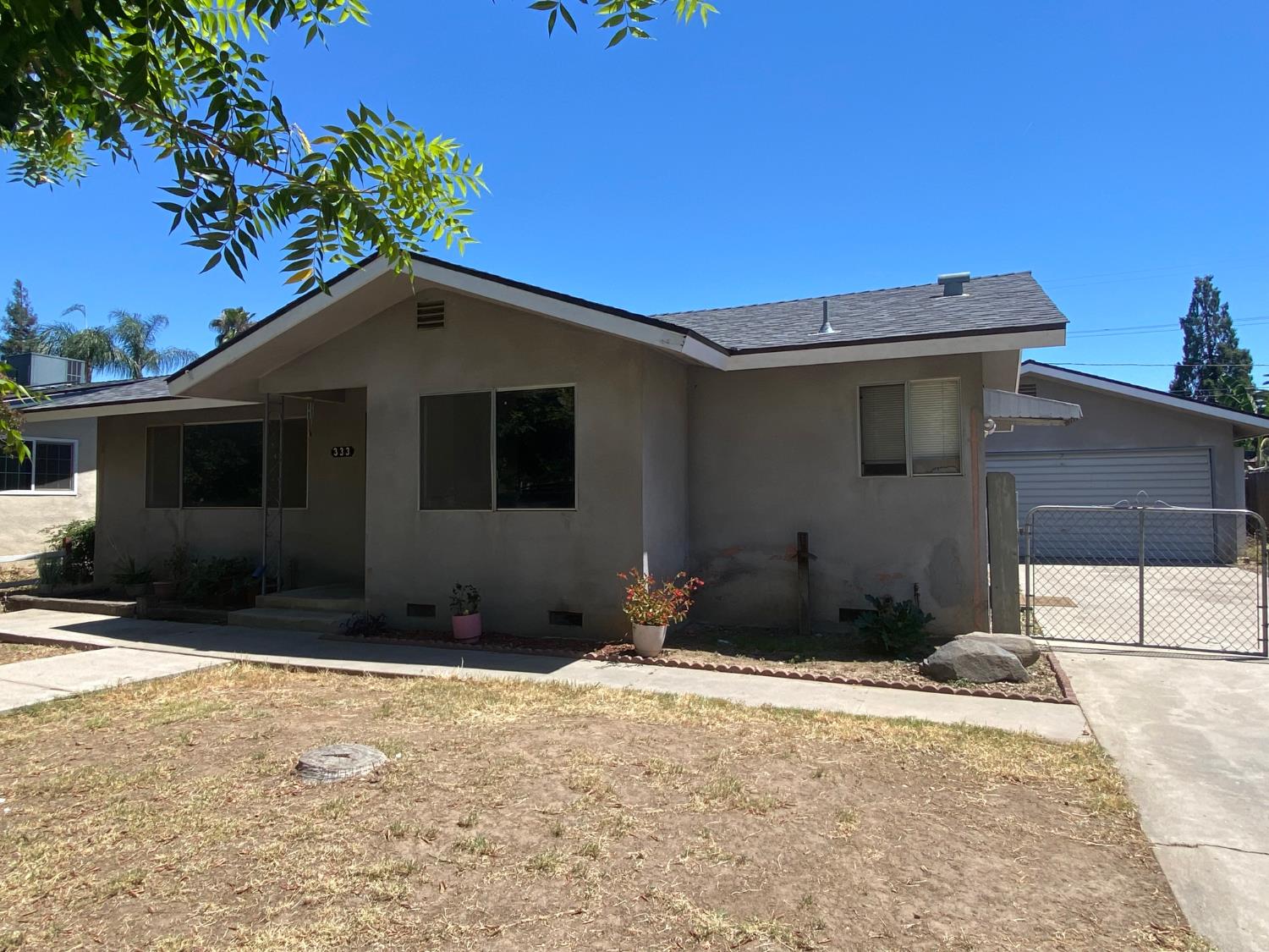 333 East Linden Avenue Reedley, CA 93654 - Photo 3 of 21 a front view of a house