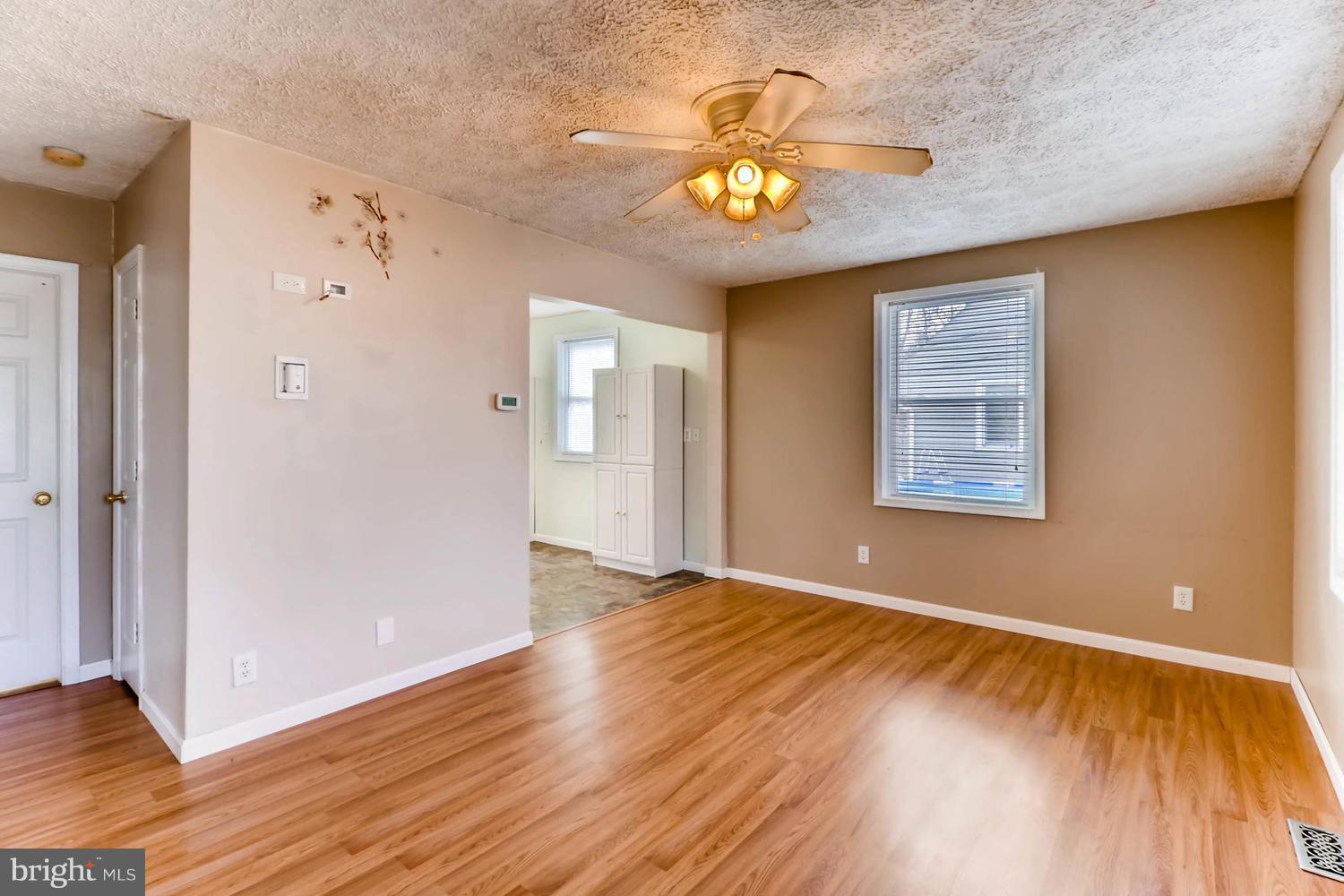 12 Riverside Road Baltimore, MD 21221 - Photo 4 of 28 Living Room