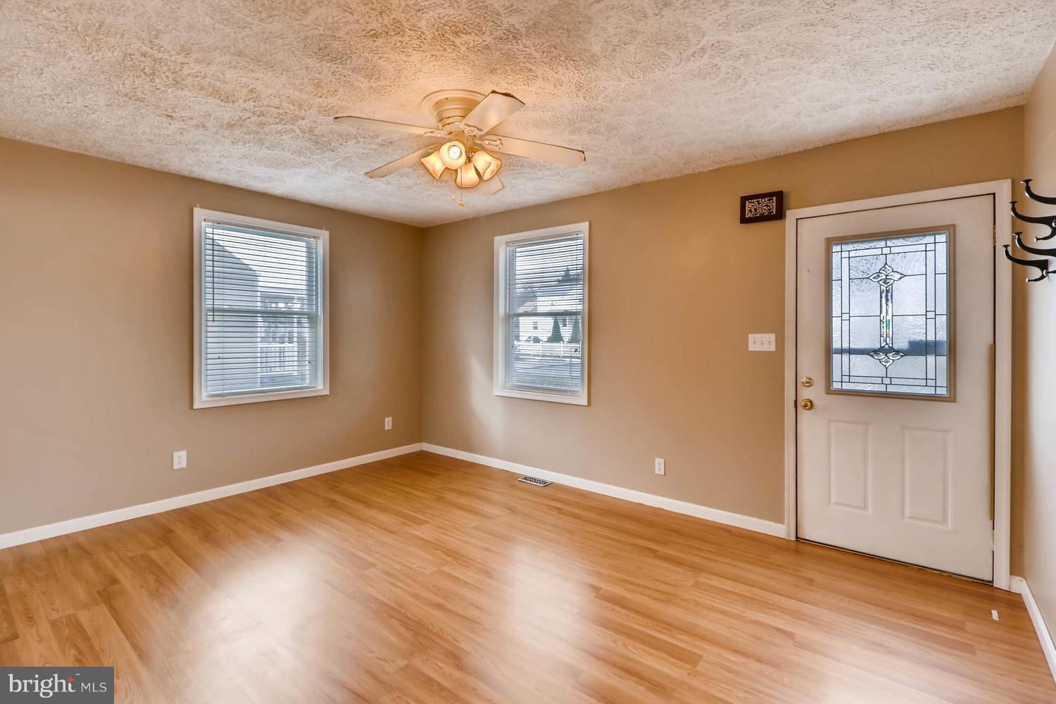 12 Riverside Road Baltimore, MD 21221 - Photo 5 of 28 Living Room