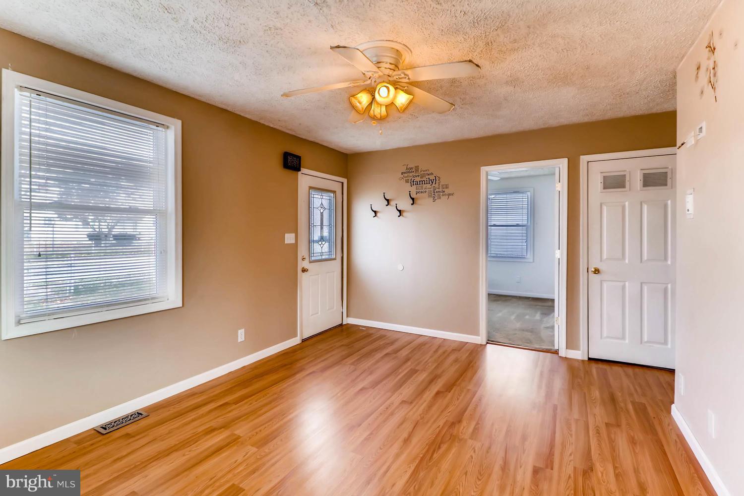 12 Riverside Road Baltimore, MD 21221 - Photo 6 of 28 Living Room