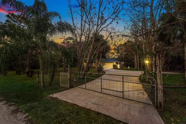 a view of a house with backyard and garden