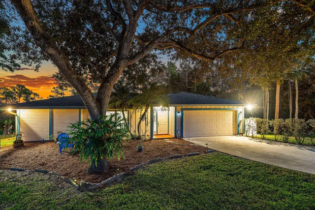 a view of outdoor space yard and porch