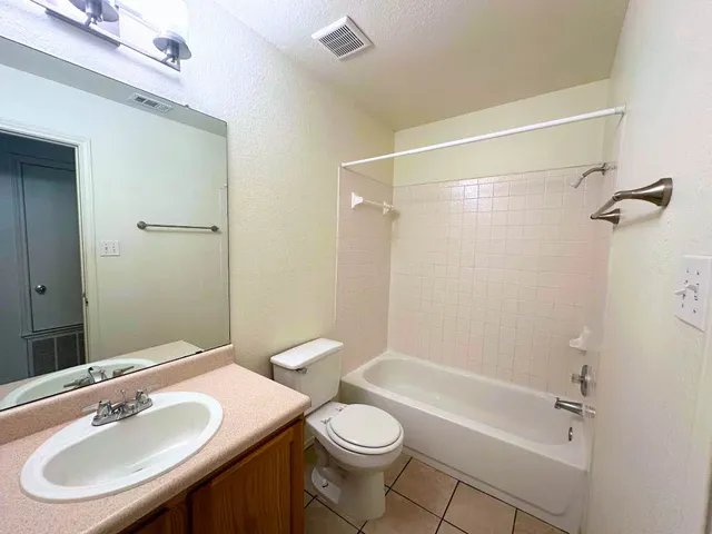 a view of a back yard