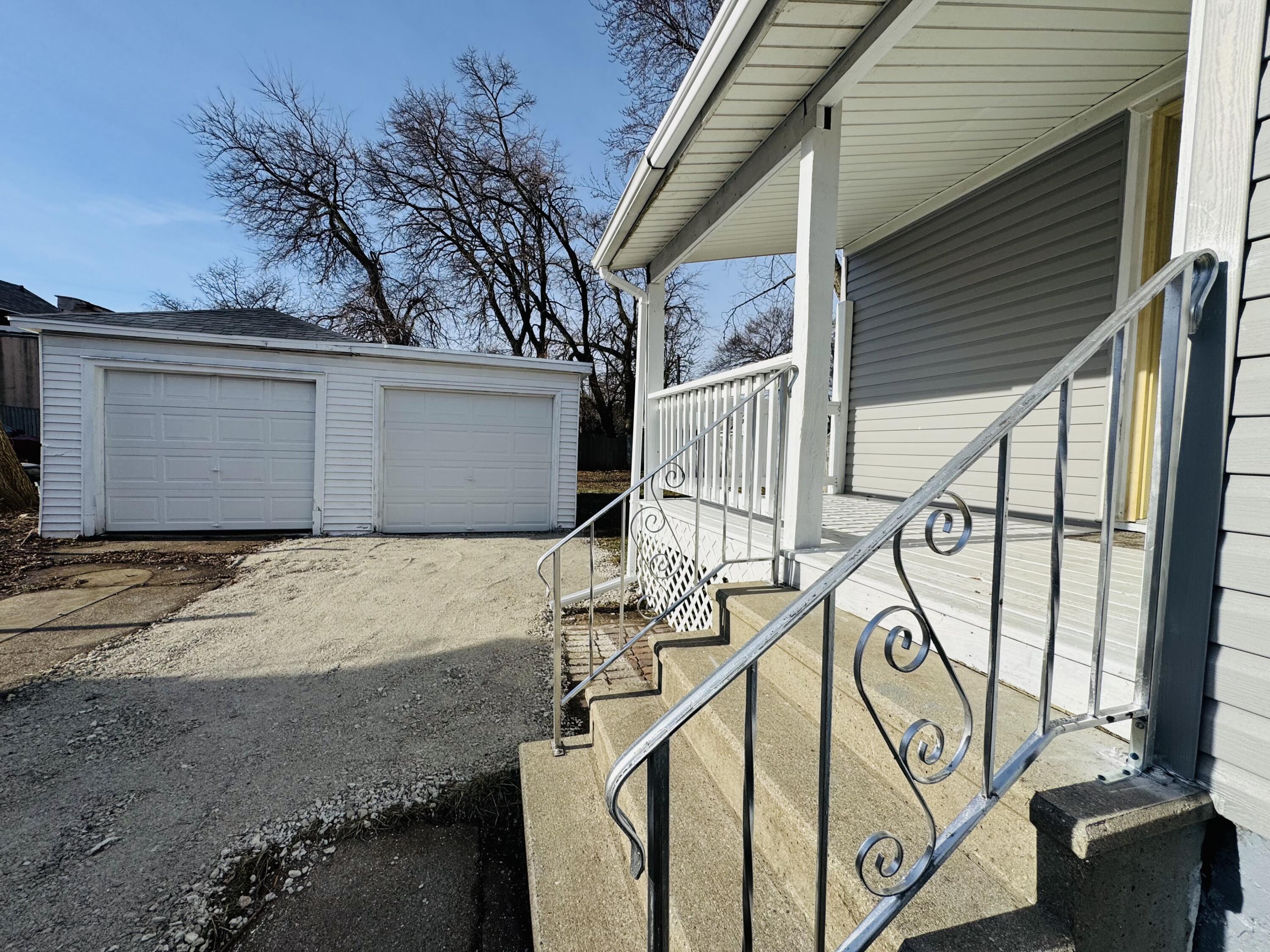 930 Marquette Street Racine, WI 53404 - Photo 4 of 15 IMG_2864