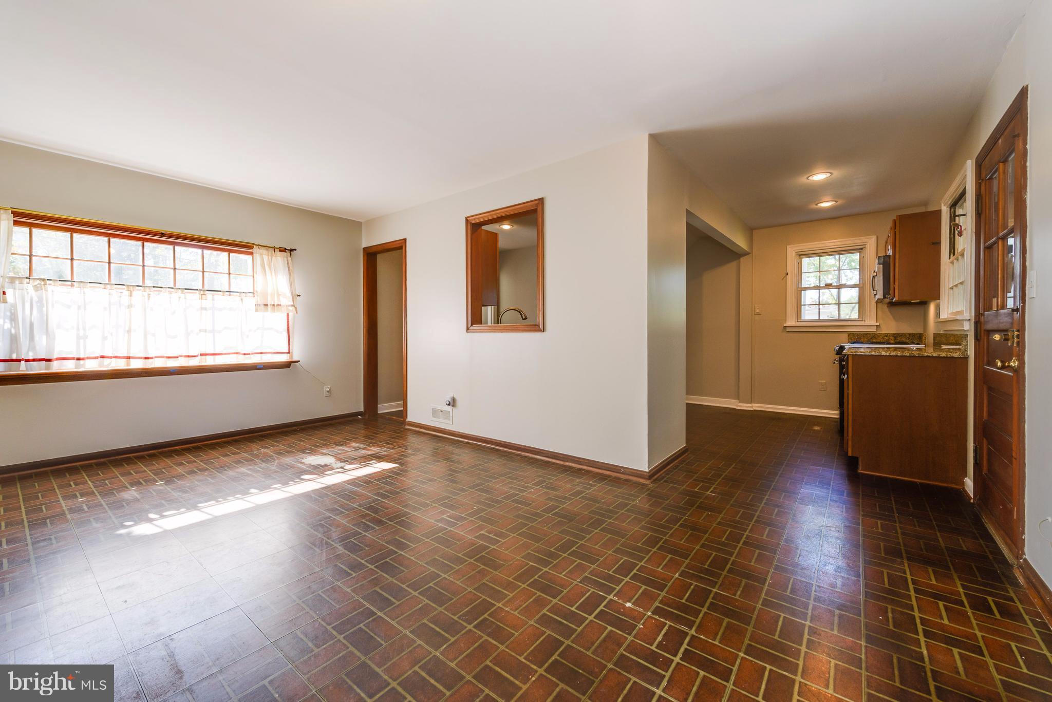2807 Munson Street Silver Spring, MD 20902 - Photo 11 of 30 Family room off kitchen