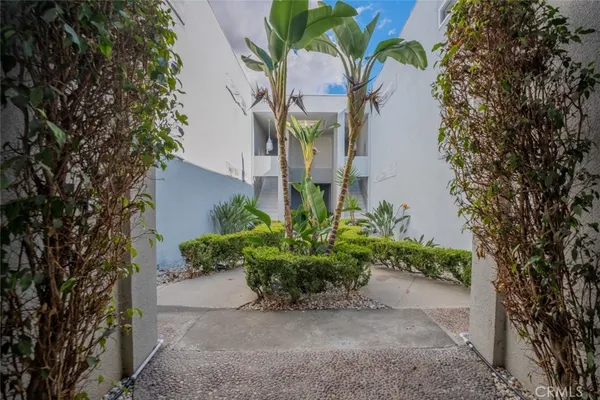 $3,600 | 432 South Sierra Madre Boulevard, Unit 1, Pasadena, CA 91107