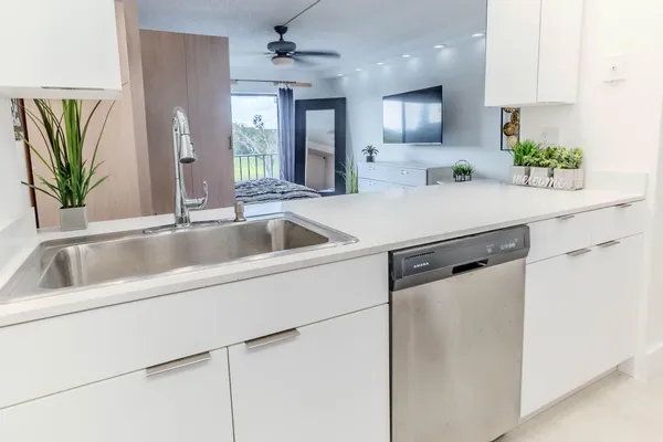 $1,800 | 3760 Inverrary Drive, Unit 3M, Lauderhill, FL 33319