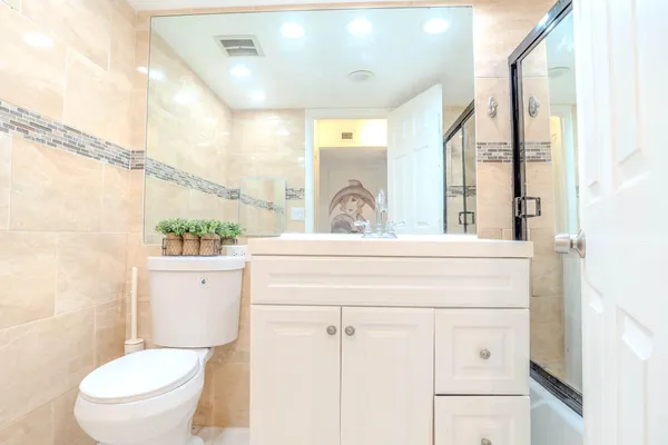 $1,800 | 3760 Inverrary Drive, Unit 3M, Lauderhill, FL 33319