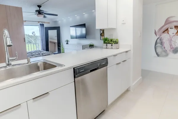 $1,800 | 3760 Inverrary Drive, Unit 3M, Lauderhill, FL 33319