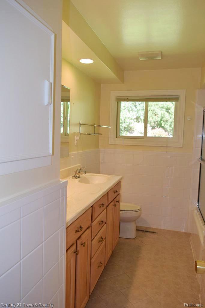 933 North Reading Road Bloomfield Hills, MI 48304 - Photo 21 of 30 Full Bath 1.jpg