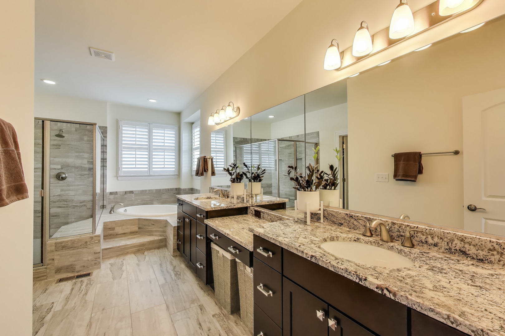 557 North Myrtle Avenue Elmhurst, IL 60126 - Photo 20 of 33 a bathroom with a sink and a mirror