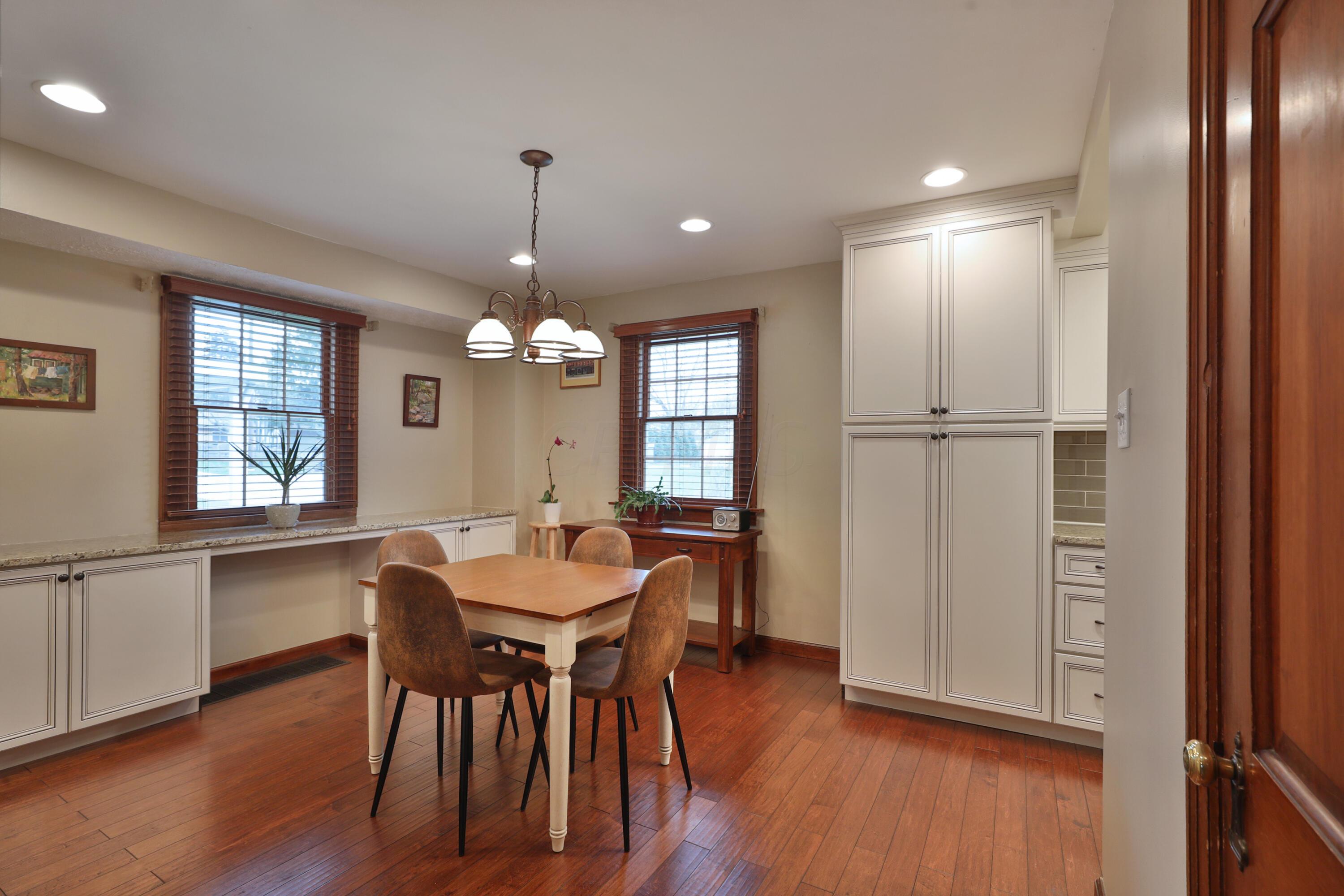 390 East Beaumont Road Columbus, OH 43214 - Photo 10 of 52 Eat-in kitchen