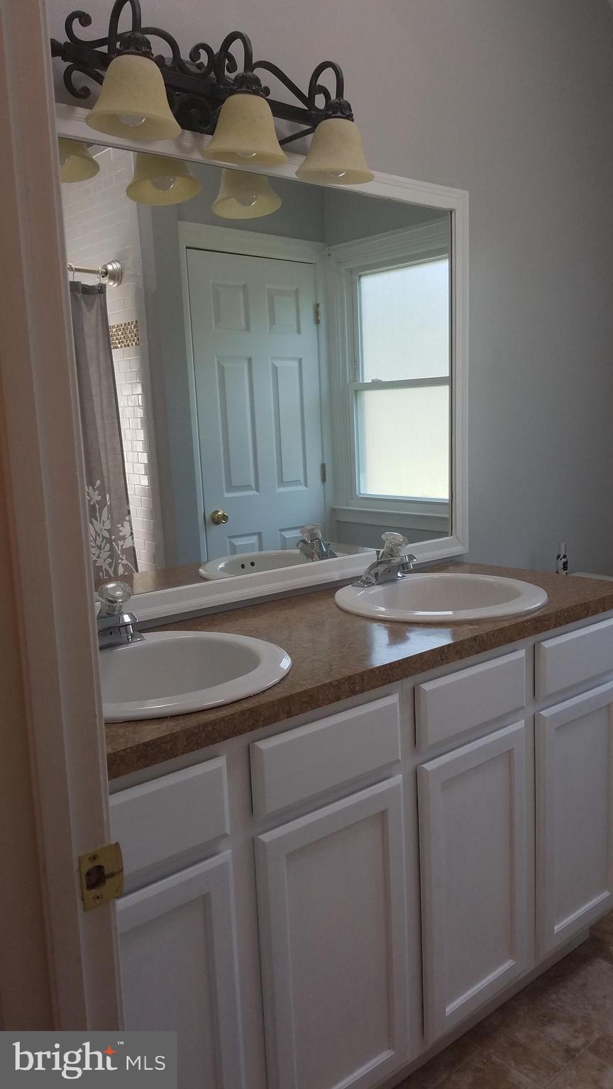 207 West Silver Fox Road Newark, DE 19702 - Photo 18 of 30 master bathroom