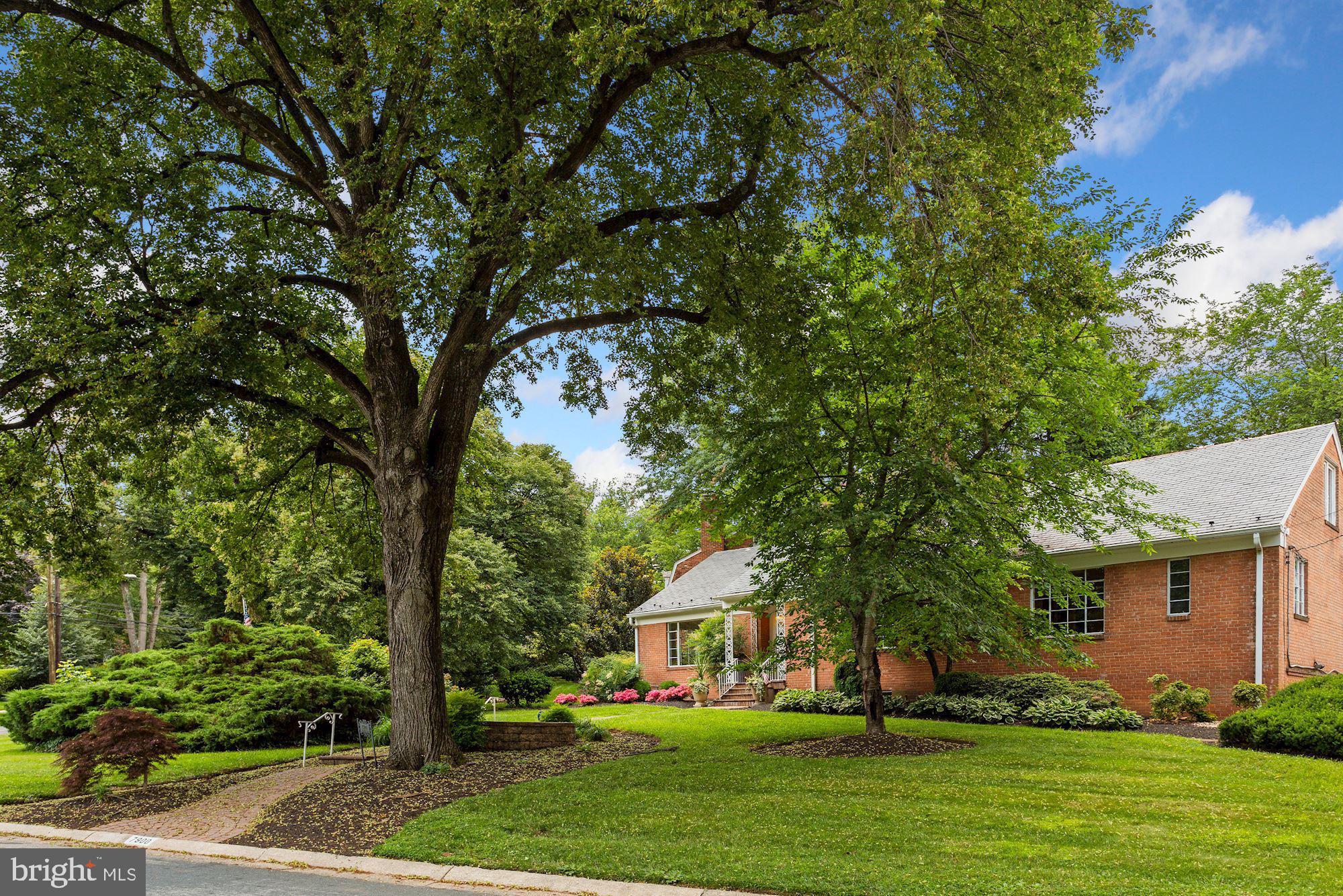 7900 Glendale Road Chevy Chase, MD 20815 - Photo 2 of 32 Expansive front lawn