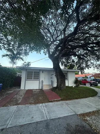 $3,900 | 2745 Southwest 34th Avenue, Unit 2, Miami, FL 33133