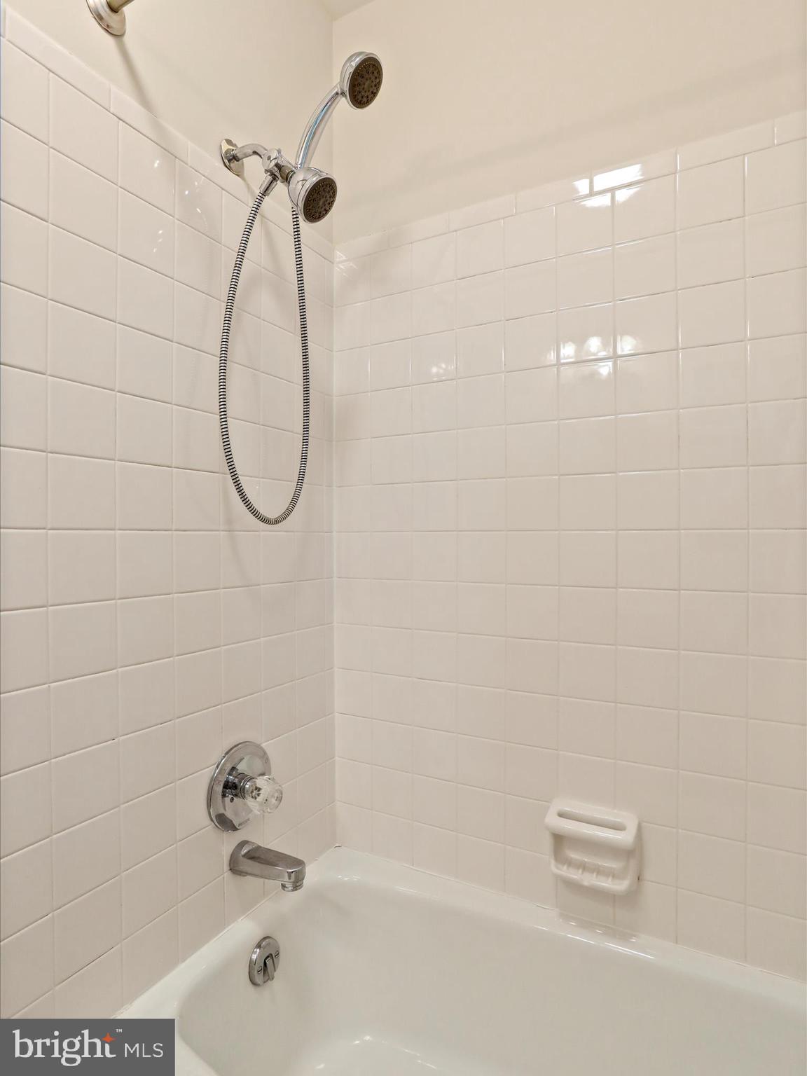 20830 Peach Tree Road Dickerson, MD 20842 - Photo 16 of 57 Main Level Full Bathroom