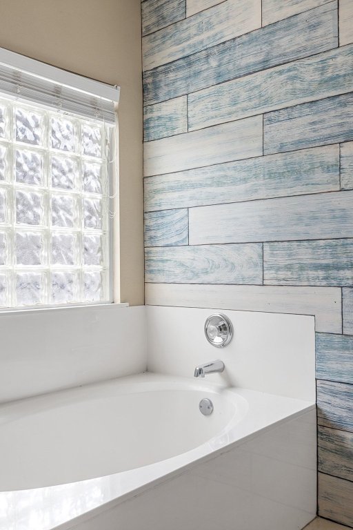 207 Rosedale Boulevard Georgetown, TX 78628 - Photo 17 of 30 Bathroom with a garden tub
