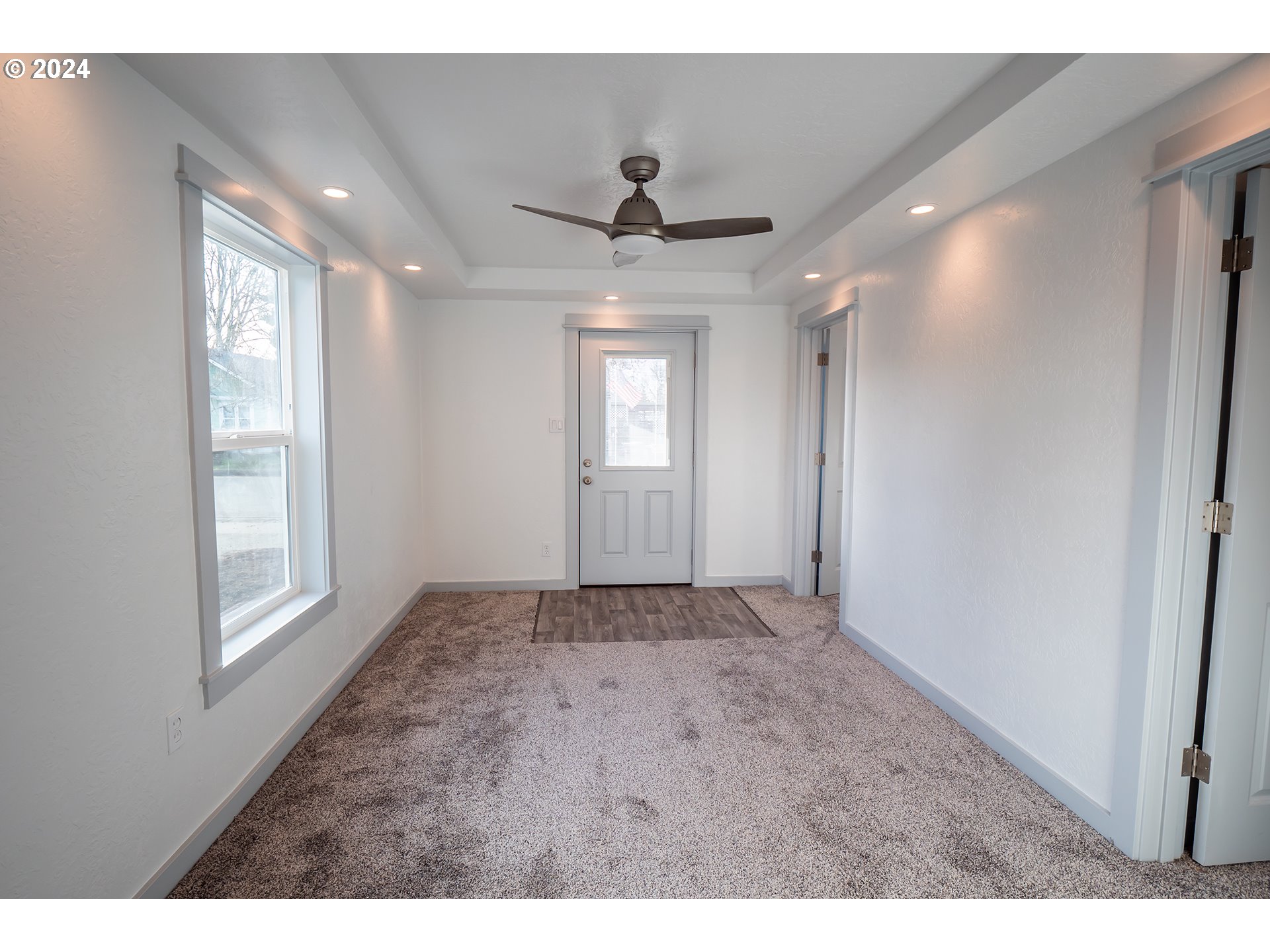 930 Elm Street Junction City, OR 97448 - Photo 8 of 33 a view of empty room and window
