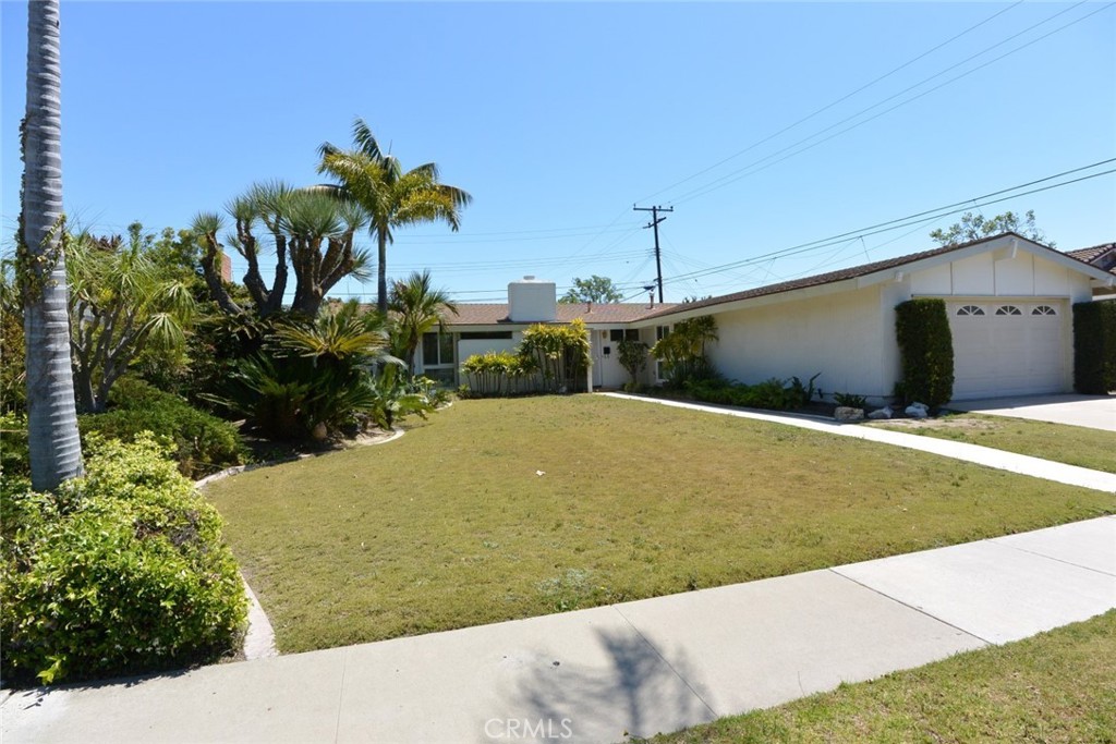 11392 Wallingsford Road Los Alamitos, CA 90720 - Photo 2 of 17 a view of a backyard