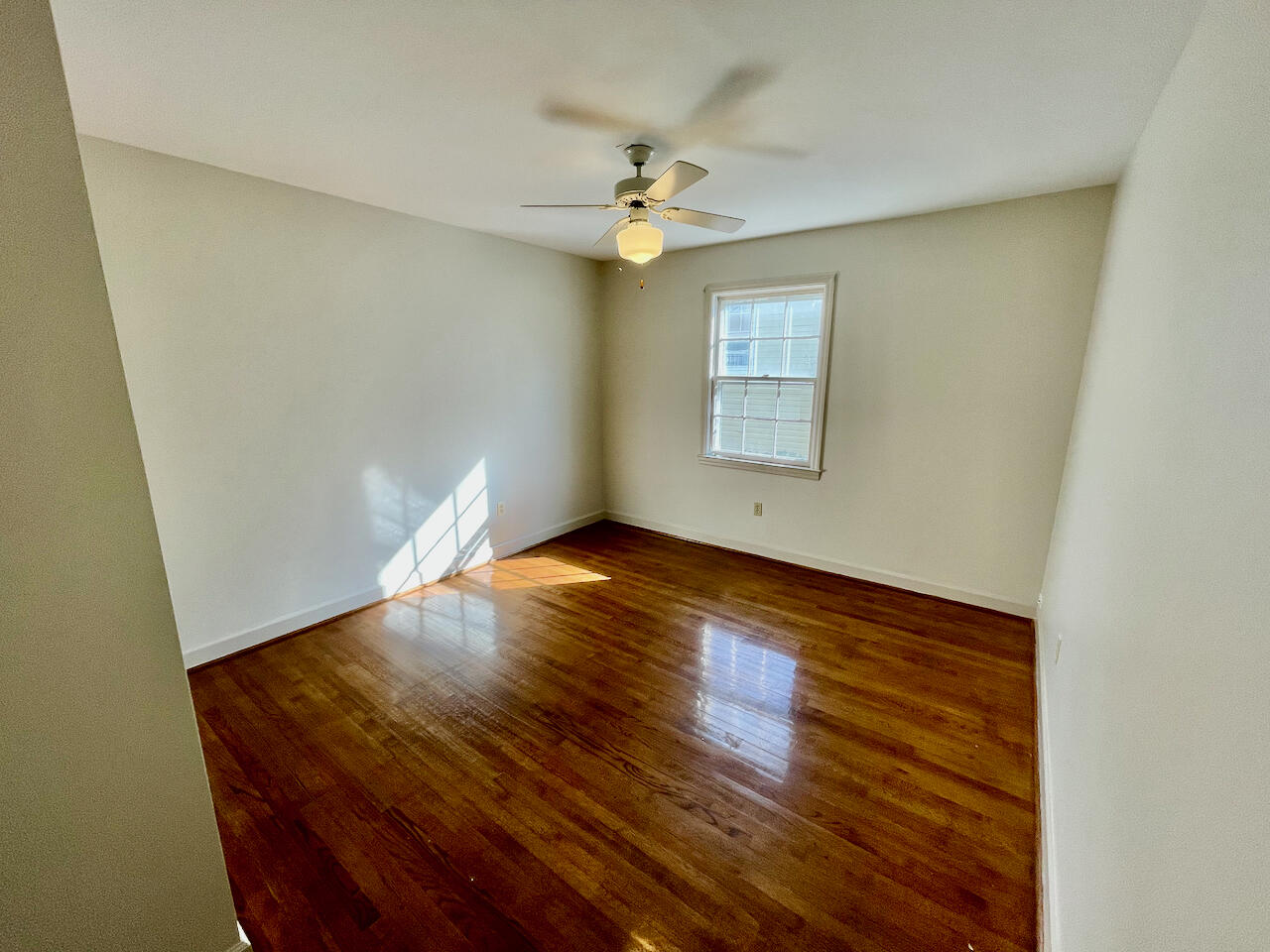 2 Limehouse Street Charleston, SC 29401 - Photo 24 of 34 24. Large Guest Room