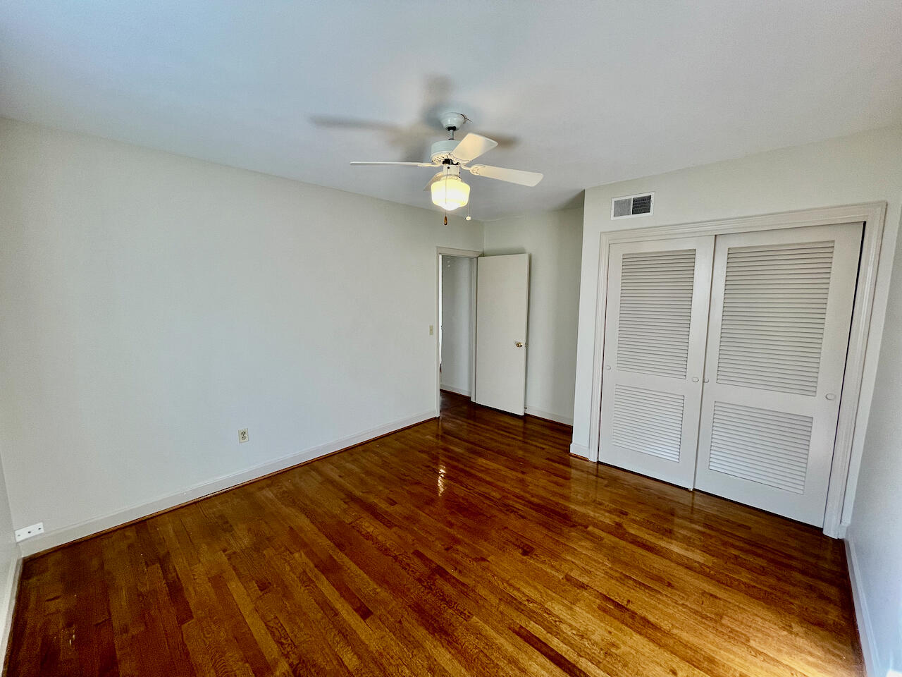 2 Limehouse Street Charleston, SC 29401 - Photo 25 of 34 25. Large Guest Room