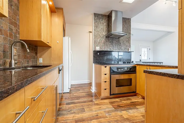 a close view of sink and tap