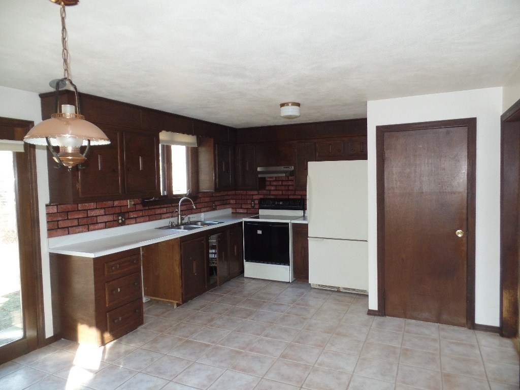 501 Walnut Plain Road Rochester, MA 02770 - Photo 3 of 8 a large kitchen with a stove a refrigerator and a sink
