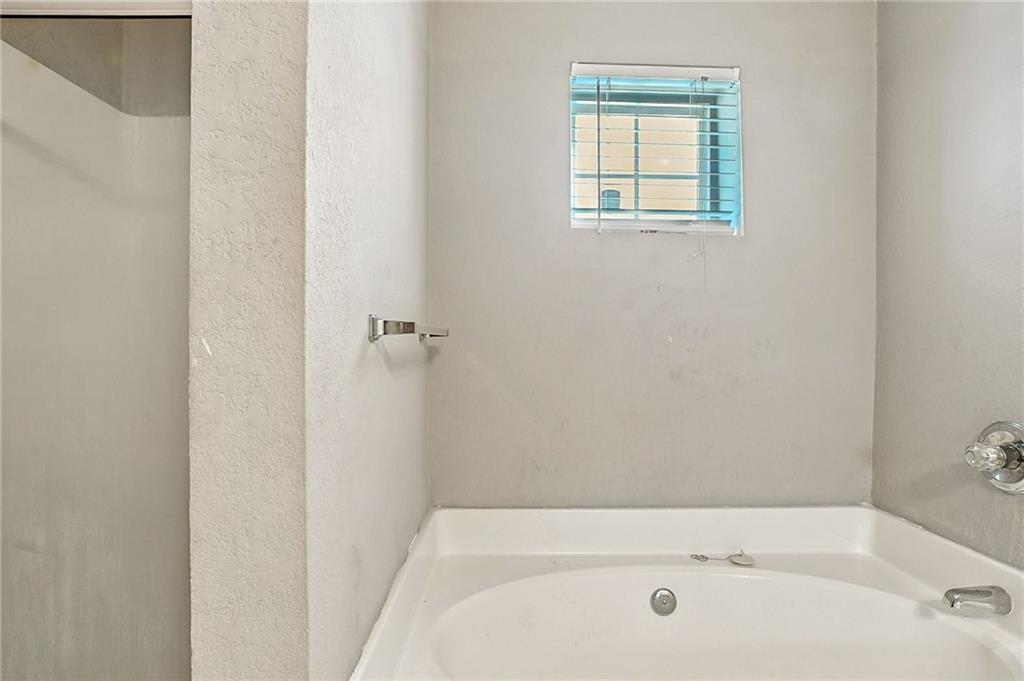 4611 Raven Wood Loop Union City, GA 30291 - Photo 13 of 24 a bathroom with a tub