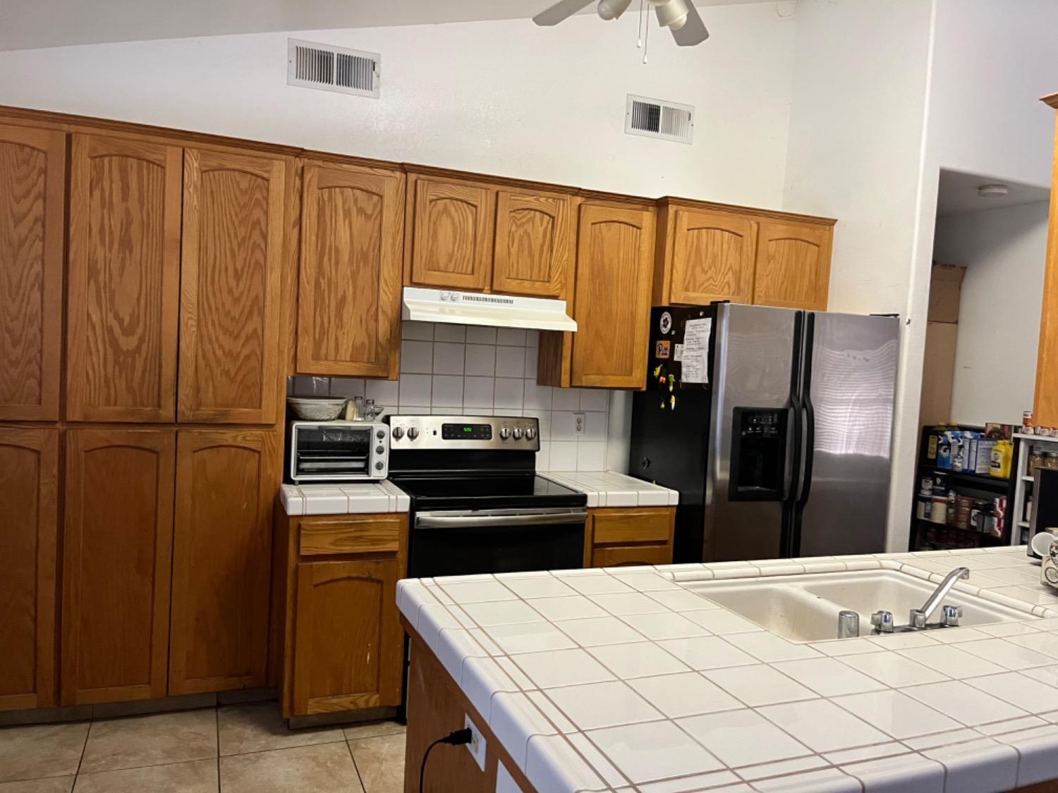 392 West Huntsman Avenue Reedley, CA 93654 - Photo 5 of 18 Gallery Image 5