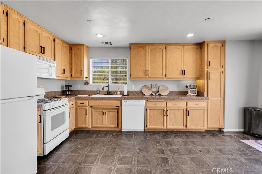 7381 Sunset Road Joshua Tree, CA 92252 - Photo 11 of 39