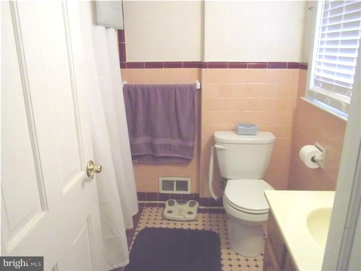 1012 Edgewood Drive Springfield, PA 19064 - Photo 15 of 25 Bathroom