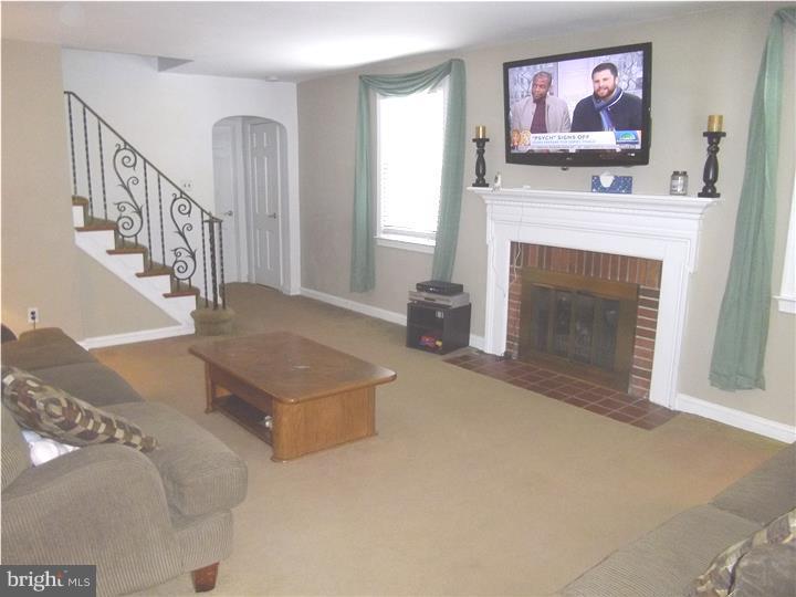 1012 Edgewood Drive Springfield, PA 19064 - Photo 6 of 25 Living Room