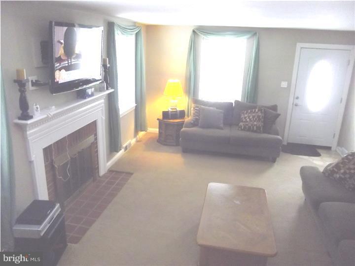 1012 Edgewood Drive Springfield, PA 19064 - Photo 7 of 25 Living Room
