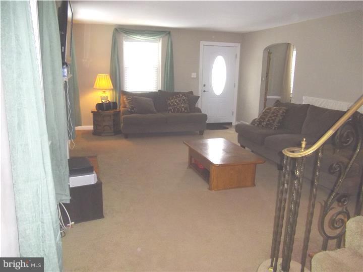 1012 Edgewood Drive Springfield, PA 19064 - Photo 8 of 25 Living Room