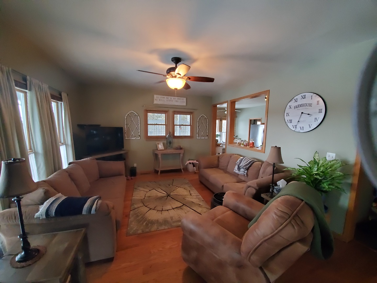 3538 East 2179th Road Ottawa, IL 61350 - Photo 5 of 28 a living room with furniture flowerpot and window