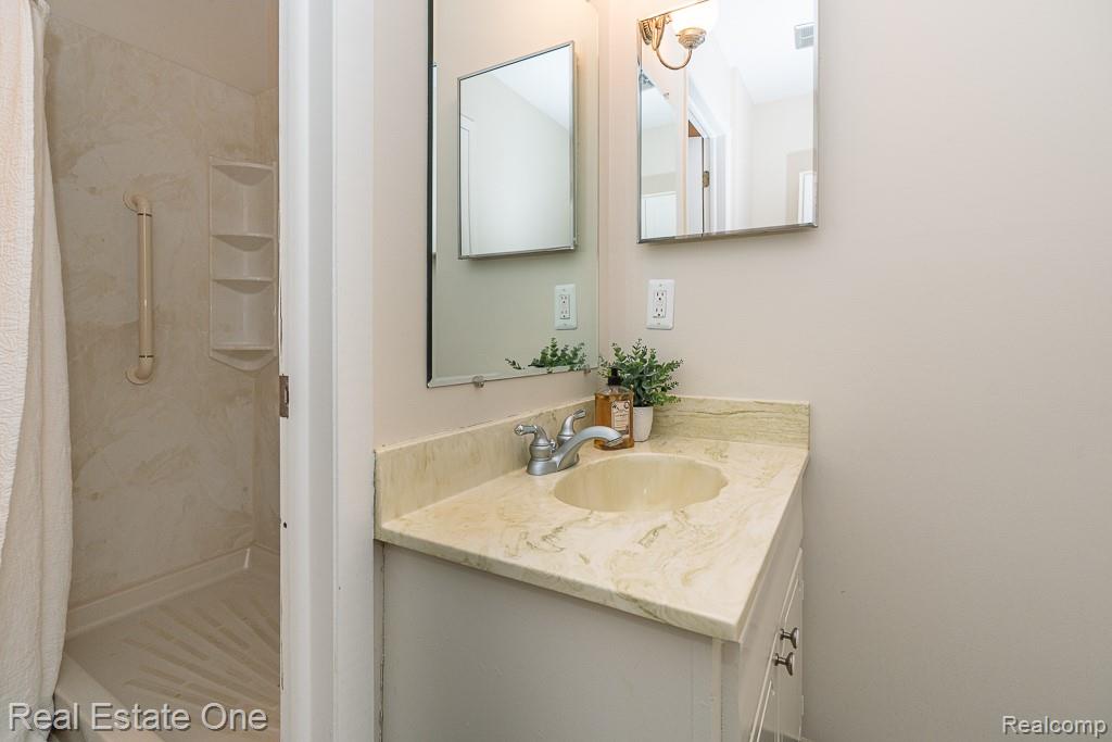 1242 Kings Cove Court Rochester, MI 48306 - Photo 12 of 22 1242 Kings Cove Ct_MLS-020.jpg