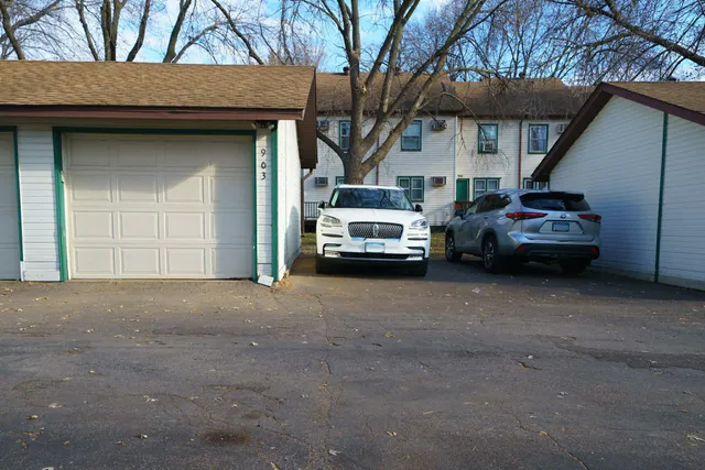 $209,990 | 903 Marion Street, St. Paul, MN 55117