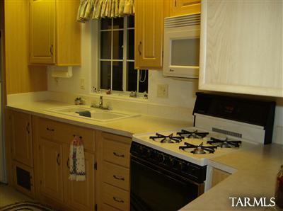 74 Cardinal Corner Benson, AZ 85602 - Photo 3 of 21 a kitchen with a stove and a refrigerator