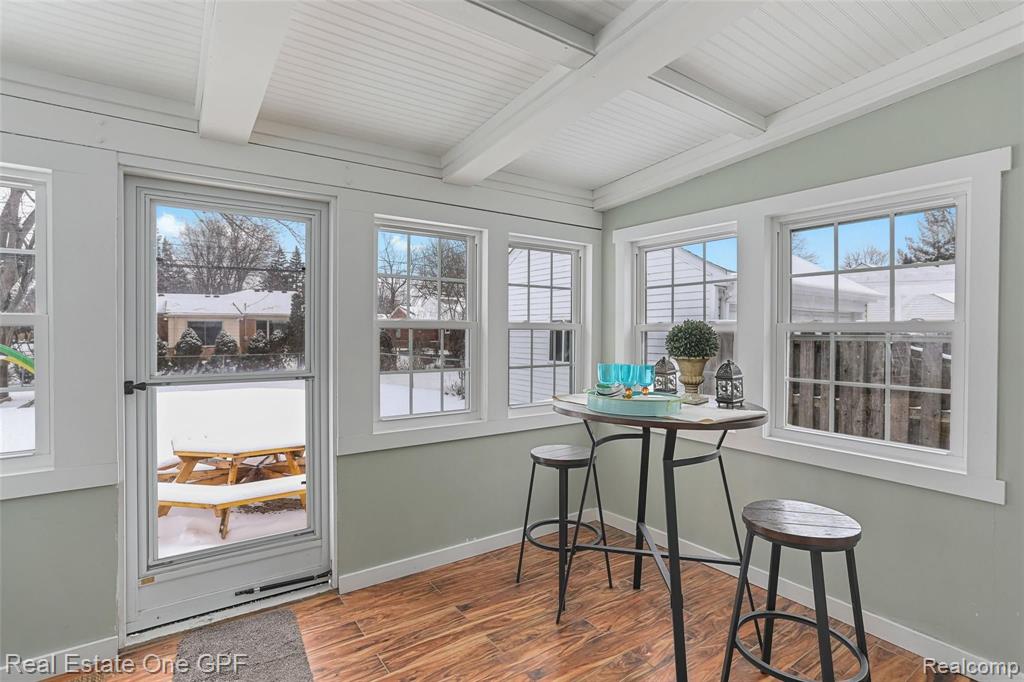 1094 Roslyn Road Grosse Pointe Woods, MI 48236 - Photo 9 of 41